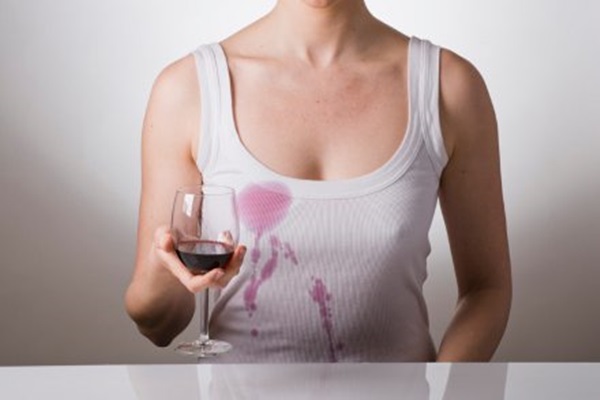 [El vino blanco neutraliza las manchas del vino tinto
